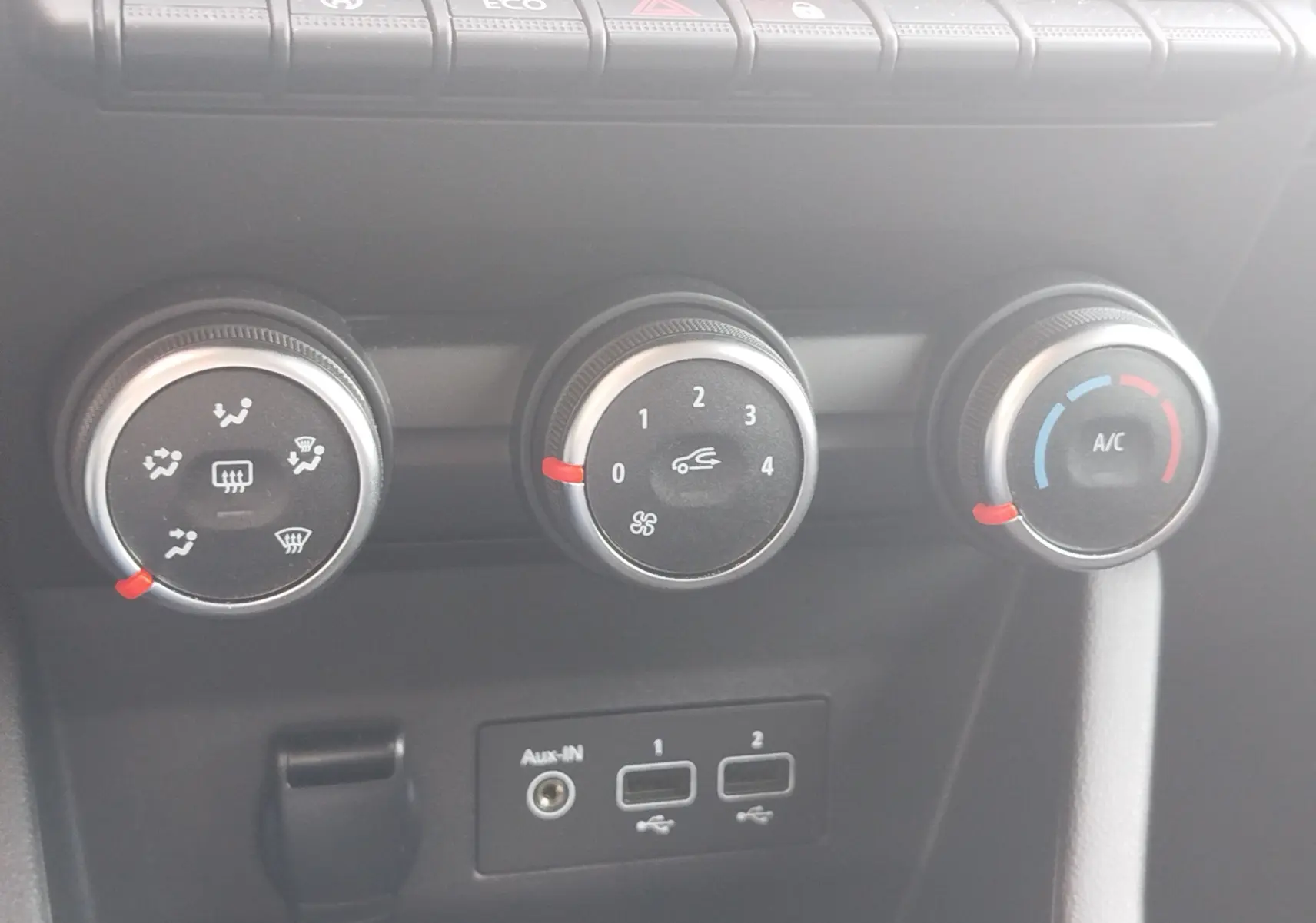 Gros plan sur les commandes de climatisation et ventilation du tableau de bord de la Renault Clio blanche Business 2021.