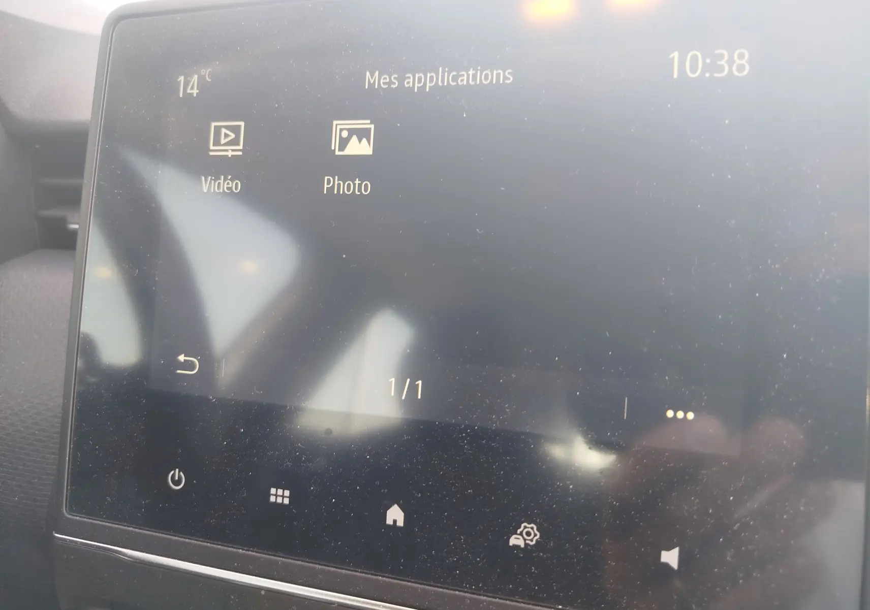 Écran tactile central de la Renault Clio Business 2021 montrant les applications vidéo et photo, intérieur gris.