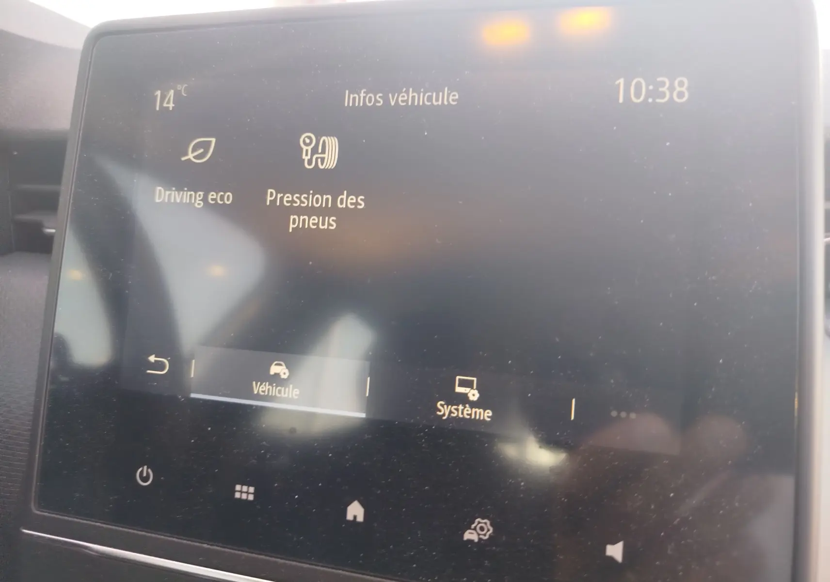 Écran tactile intérieur de la Renault Clio Business blanche de 2021 affichant les infos véhicule et pression des pneus.