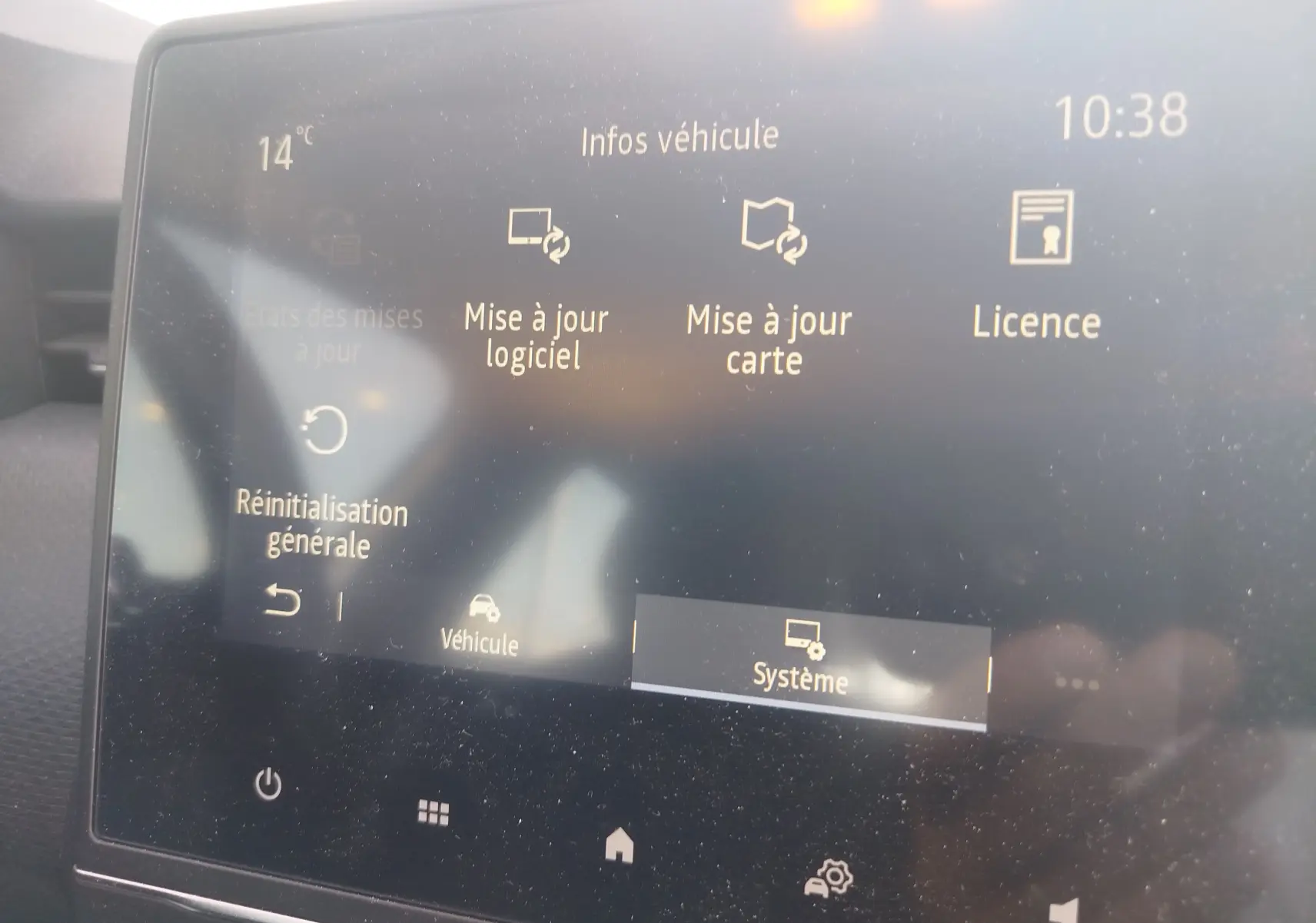 Écran tactile intérieur de la Renault Clio Business blanche de 2021 affichant les options de mise à jour logiciel et carte.