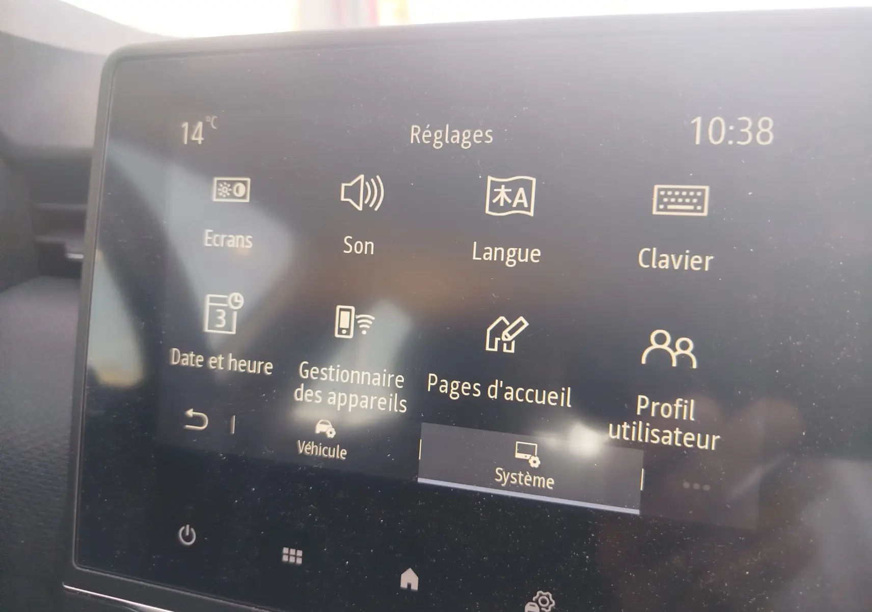 Écran tactile central de la Renault Clio Business blanche 2021 affichant le menu Réglages à l'intérieur du véhicule.