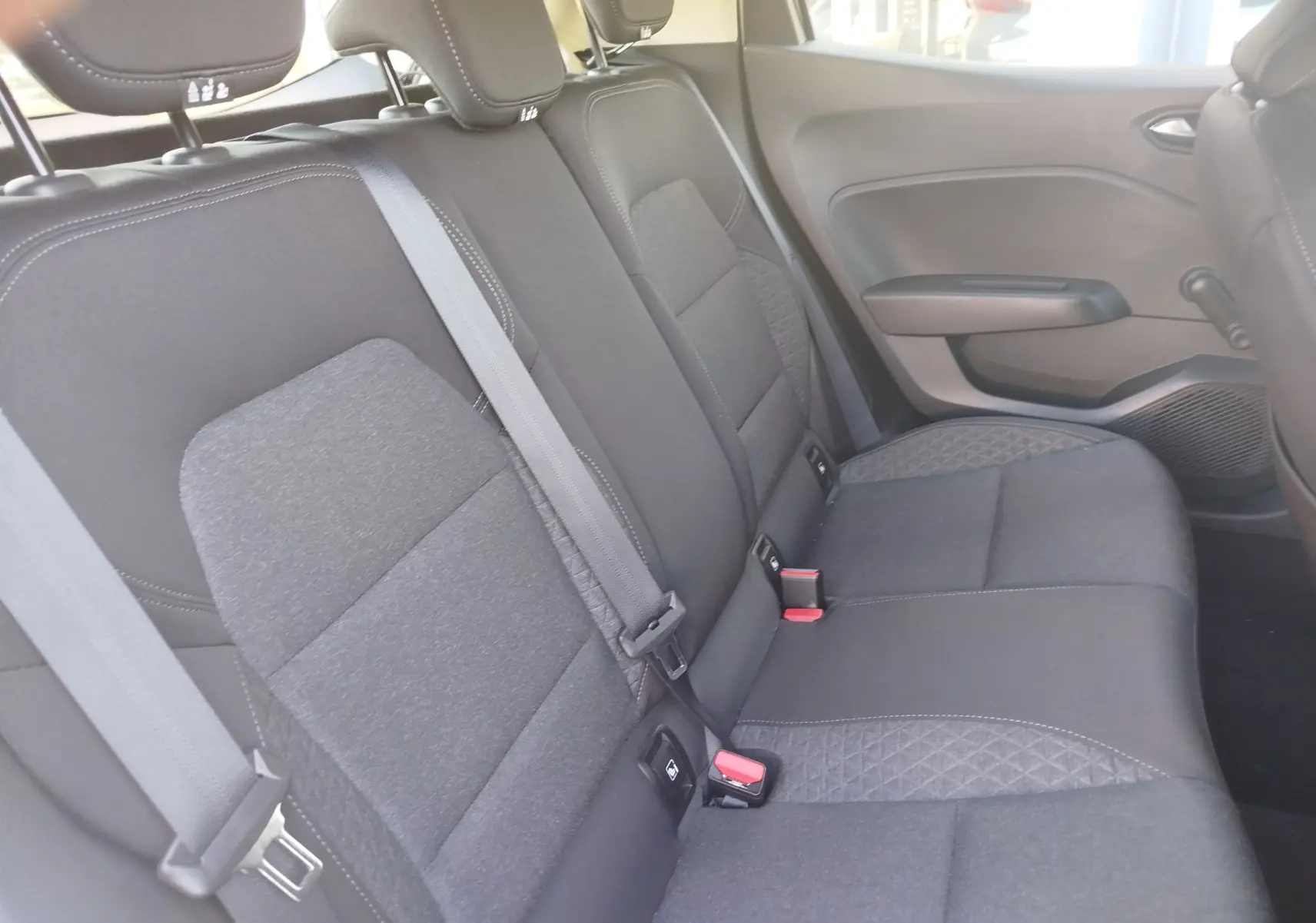 Vue intérieure côté droit des sièges arrière en tissu gris foncé de la Renault Clio Business 2021.