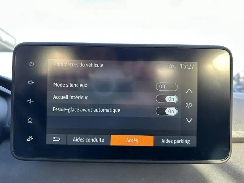 Écran tactile du tableau de bord de la Dacia Sandero Stepway 2025 affichant les paramètres du véhicule.