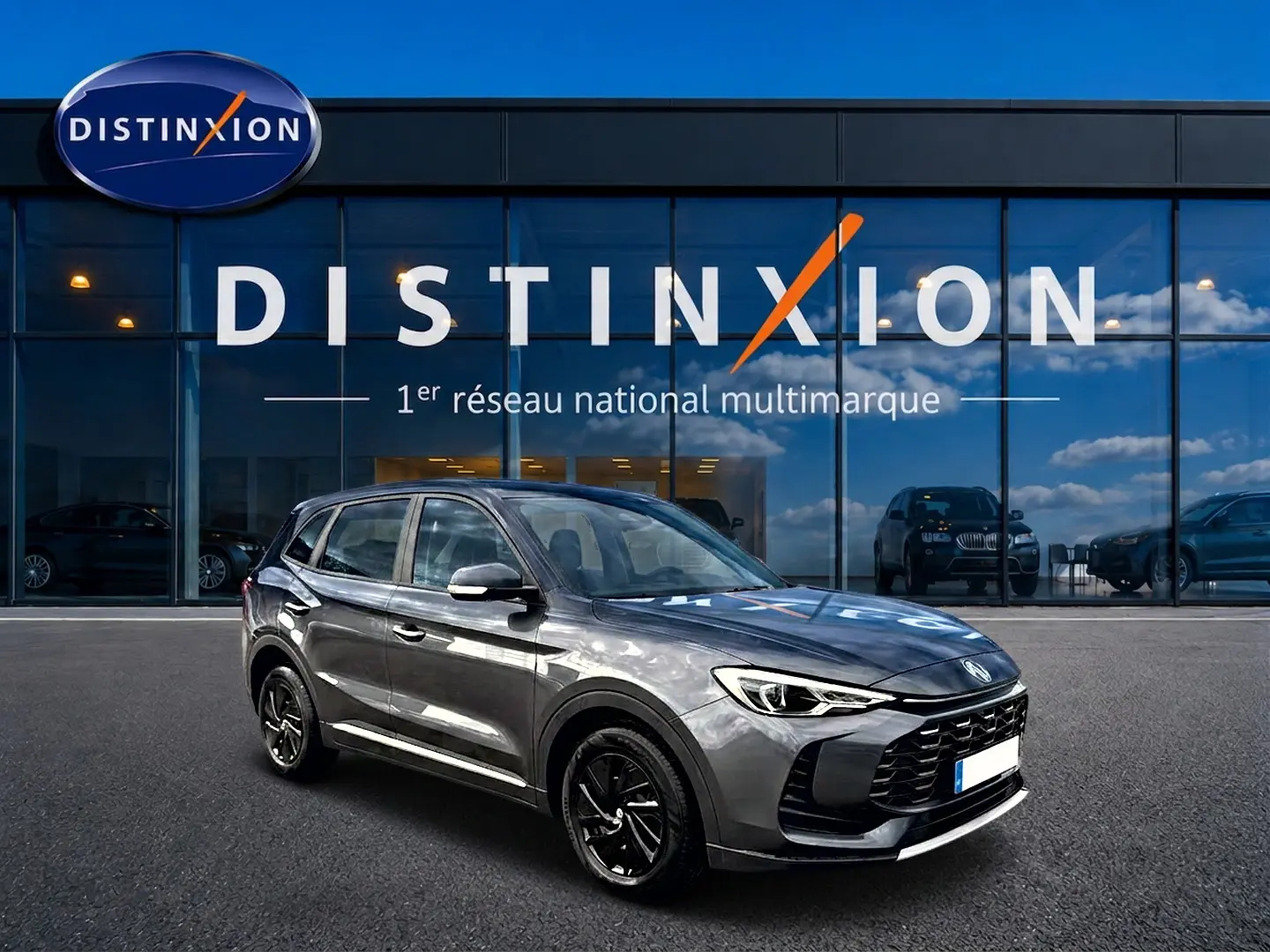 MG Motor ZS 1.5 hybrid 197 gris Camden en 3/4 avant droit, avec calandre noire et jantes noires brillantes.