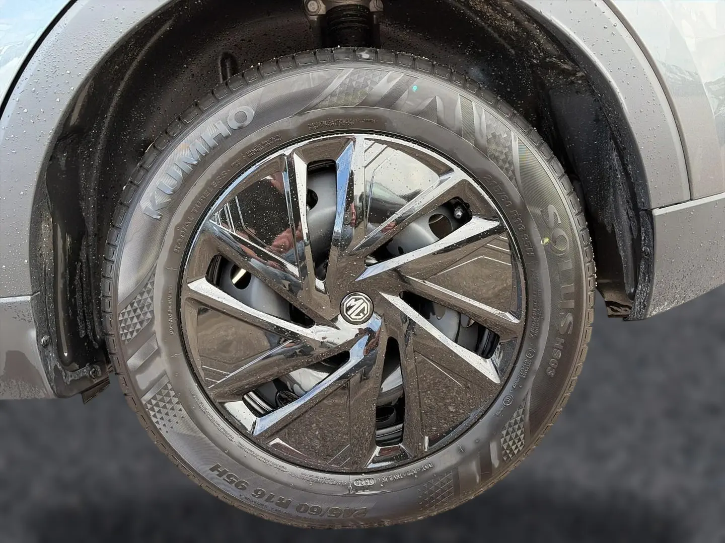 Gros plan sur la roue avant droite du MG ZS Camden grey avec jante alliage noire brillante et pneu Kumho.