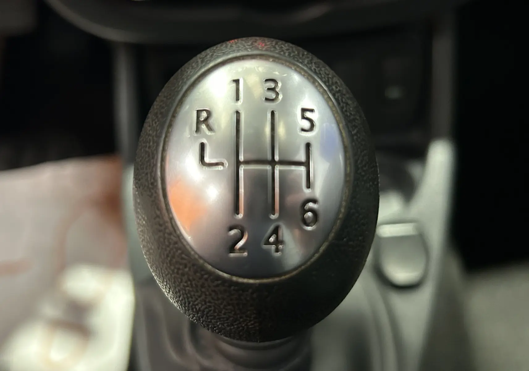 Gros plan sur le levier de vitesses manuel à six rapports du Dacia Duster gris de 2017.