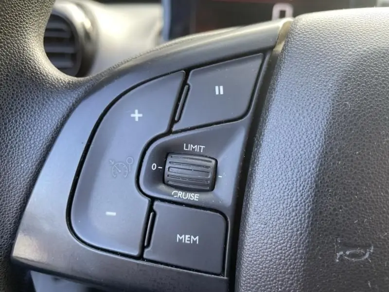 Gros plan sur les commandes de régulateur de vitesse du volant d'un Citroën C4 Cactus gris foncé métal 2019.