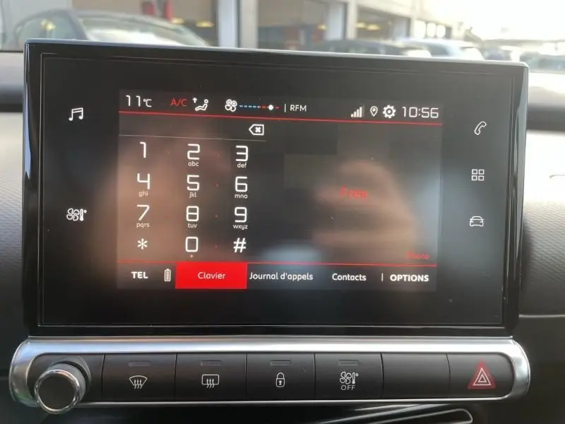 Écran tactile central du tableau de bord du Citroën C4 Cactus 2019, affichant le clavier téléphonique.