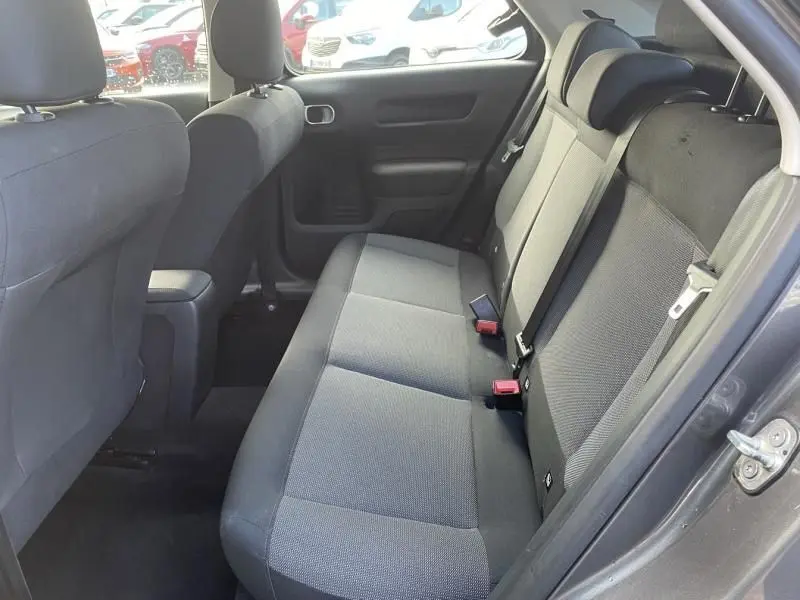 Vue intérieure côté droit sur la banquette arrière grise du Citroën C4 Cactus HDI 100 Feel 2019, tissu et ceintures visibles.