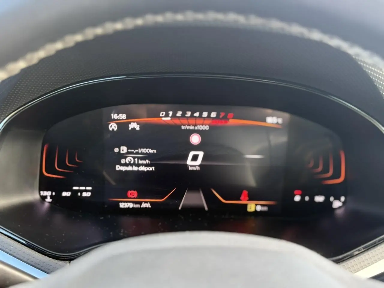 Combiné d'instruments digital du SEAT Arona 2024 affichant la vitesse à 0 km/h, vu de face côté conducteur.