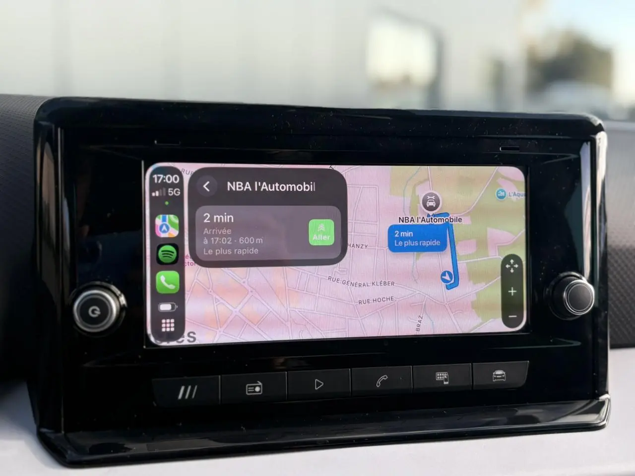 Écran tactile GPS du système MediaSystem+ du SEAT Arona 2024 affichant un itinéraire en ville.