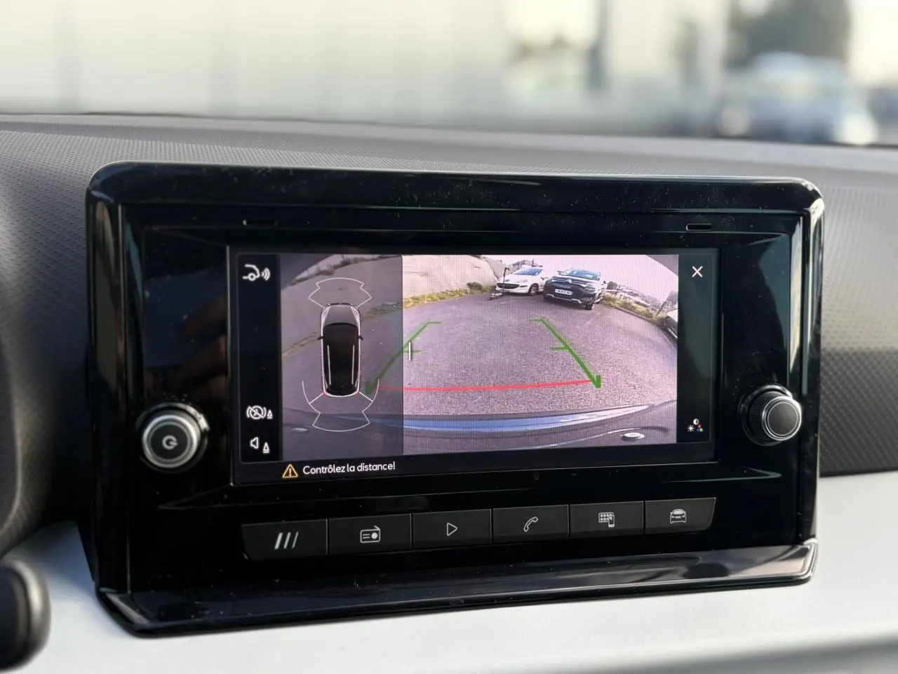 Écran tactile du GPS montrant la caméra de recul et l'aide au stationnement du SEAT Arona gris Magnétique.