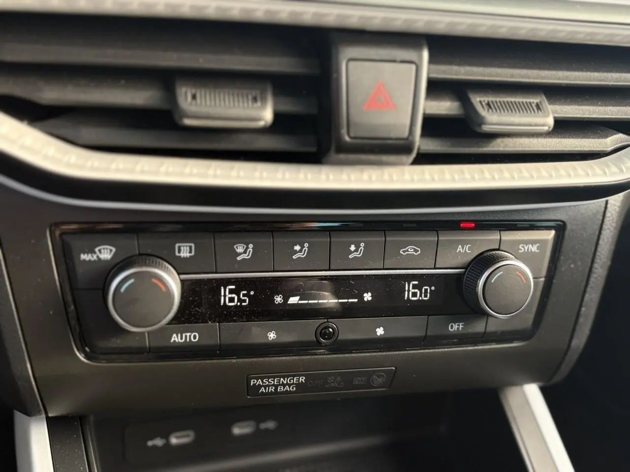 Gros plan sur la console centrale du SEAT Arona 2024 avec climatisation automatique et réglages digitaux.