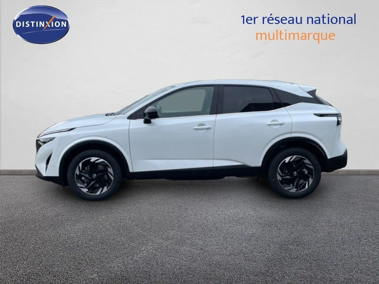 Vue de profil côté gauche d'un Nissan Qashqai blanc nacré métal avec jantes noires et toit contrasté noir.