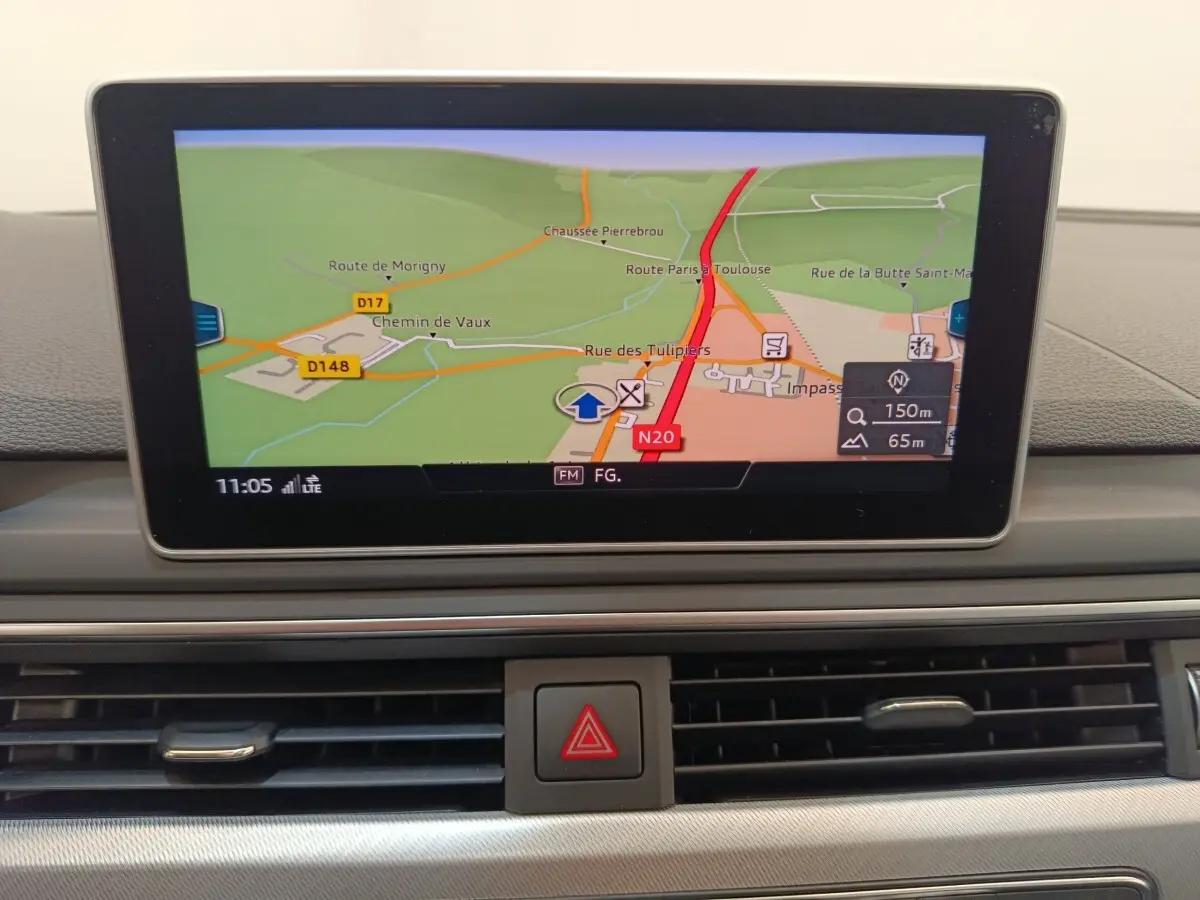 Affichage de navigation couleur sur écran central du tableau de bord de l'Audi A5 gris clair, vue intérieure frontale.