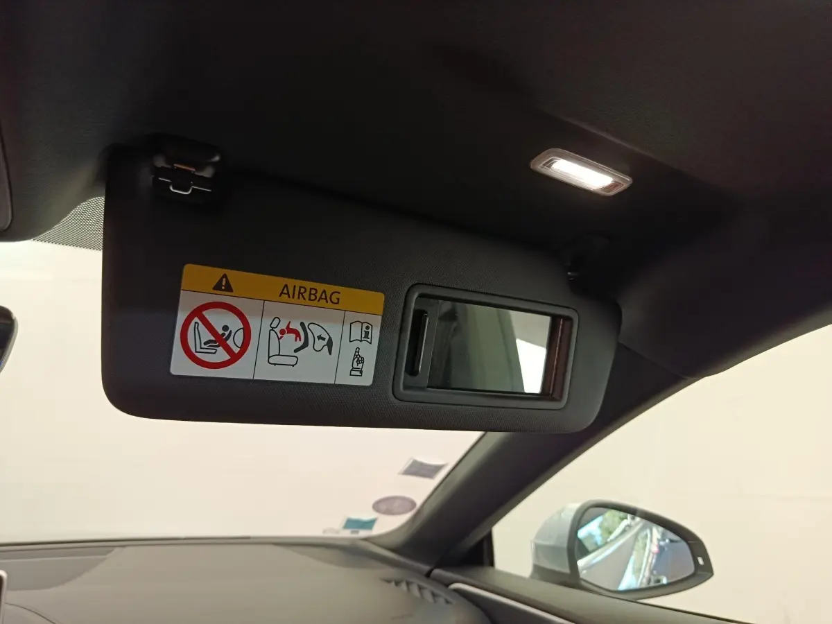 Pare-soleil côté conducteur avec miroir intégré et avertissement airbag, vue intérieure de l'Audi A5 gris clair 2019.