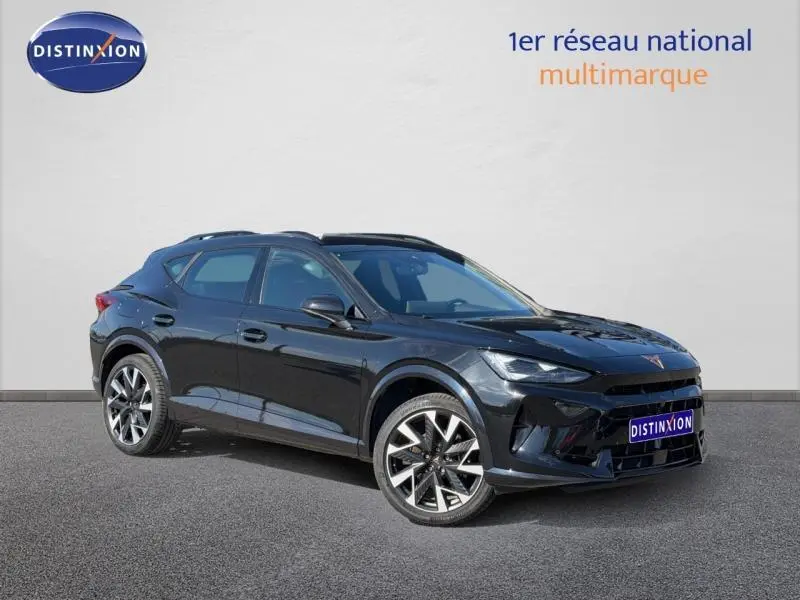 Vue 3/4 avant droit d'un CUPRA Formentor 1.5 eTSI Hybrid noir minuit métallisé avec jantes distinctives et toit ouvrant.