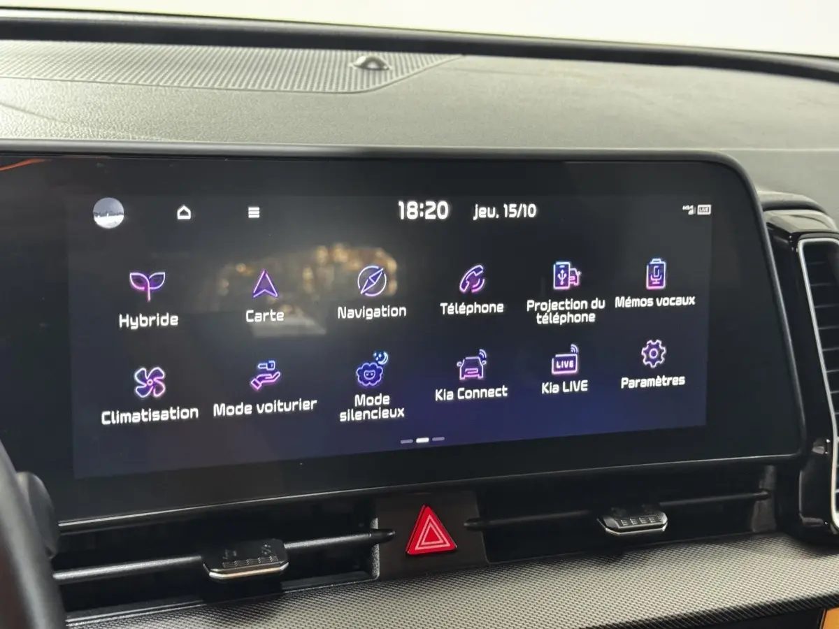 Écran tactile central du tableau de bord du Kia Sportage 2024 affichant les options de navigation et connectivité.