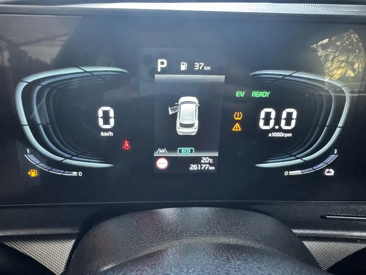 Affichage numérique du combiné d'instruments du Kia Sportage 2024, montrant vitesse, régime et alertes au tableau de bord.