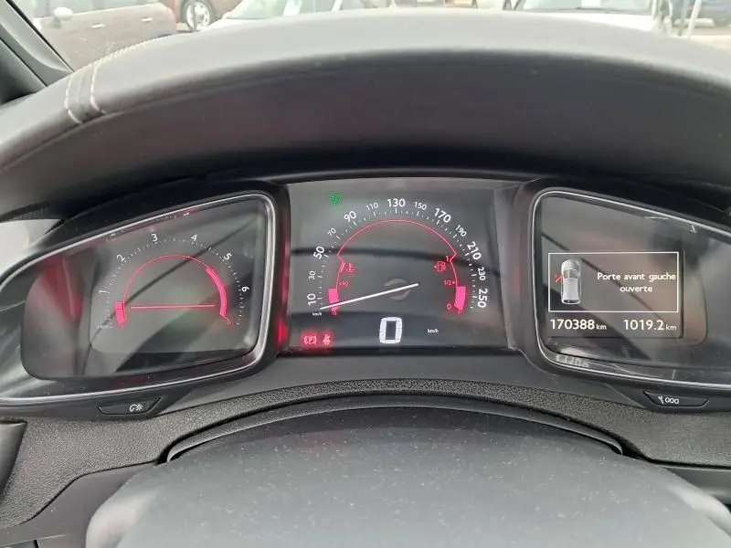 Tableau de bord numérique de Citroën DS5 gris foncé 2014, affichant vitesse, compte-tours et porte avant gauche ouverte.