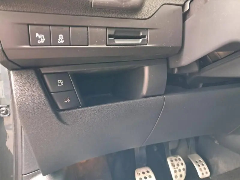 Vue rapprochée des commandes sous le tableau de bord côté gauche du Citroën DS5 gris foncé métal de 2014.