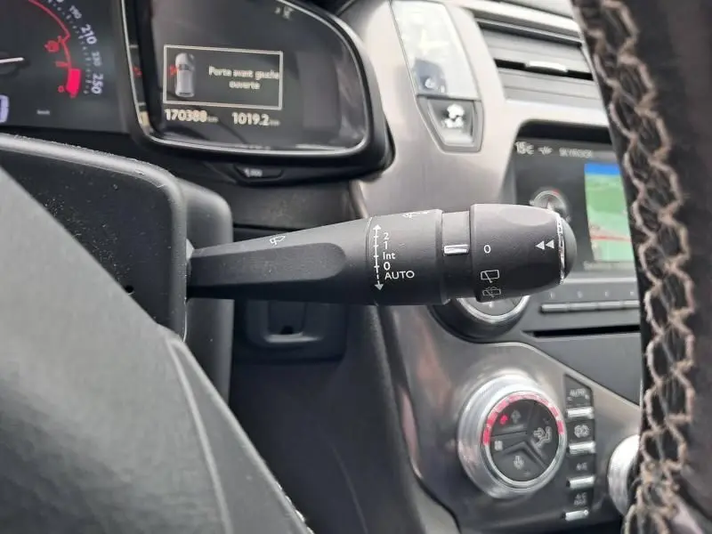 Gros plan sur la commande d'essuie-glace dans l'habitacle gris foncé d'une Citroën DS5 HDI 160 Sport Chic 2014.