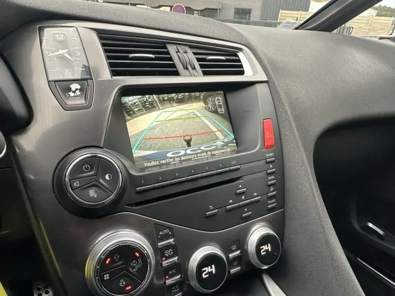 Tableau de bord de Citroën DS5 2014, vue intérieure du côté droit avec écran de caméra de recul et commandes climatisation.