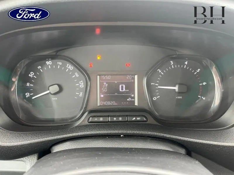 Gros plan sur le tableau de bord du Peugeot Expert Fourgon blanc, affichant le compteur de vitesse et le compte-tours.