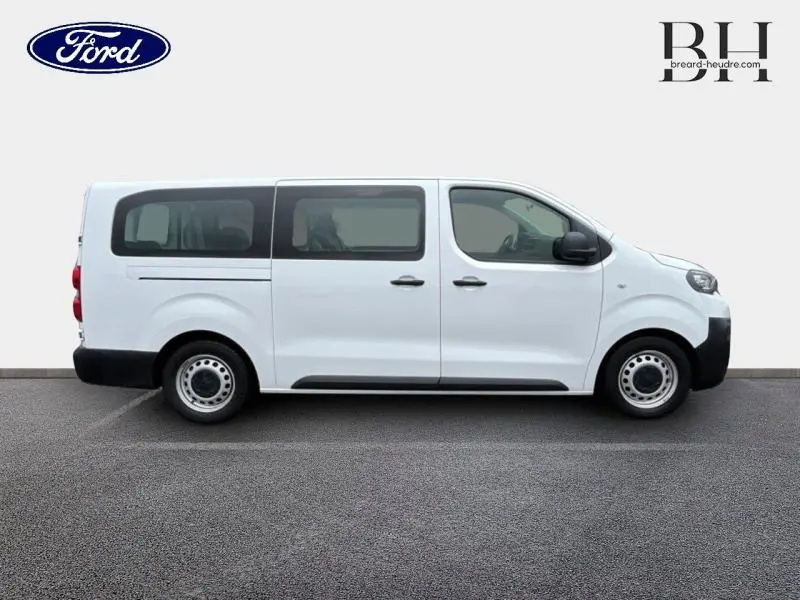 Profil droit d'un Peugeot Expert Fourgon blanc Banquise 2019 avec portes latérales coulissantes et vitres teintées arrière.