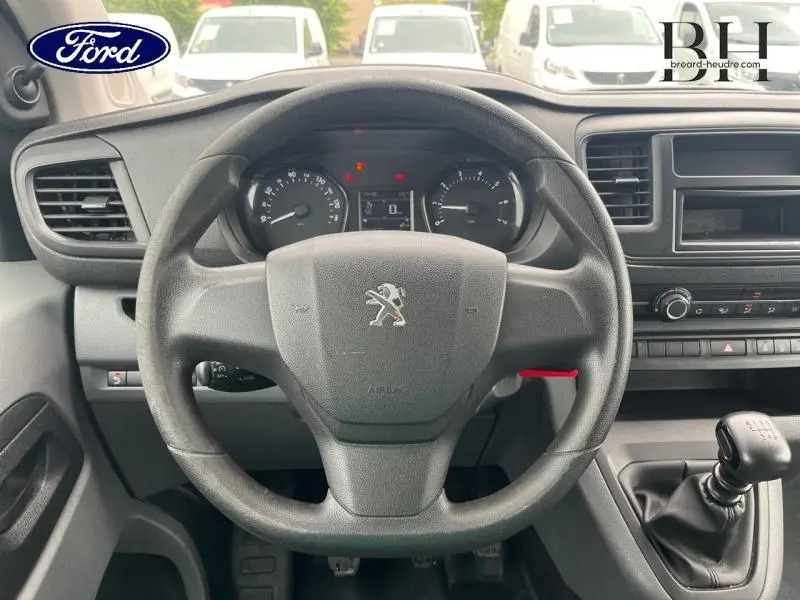 Vue intérieure centrée sur le volant noir du Peugeot Expert Fourgon 2019 avec tableau de bord et levier de vitesse manuel visible