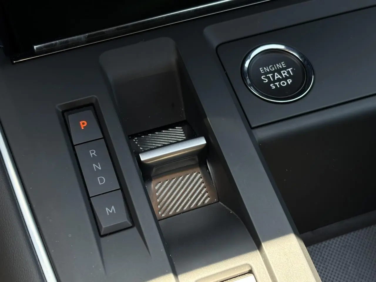 Gros plan sur la console centrale du Citroën C5 Aircross Hybrid noir, avec sélecteur de boîte auto et bouton start/stop.