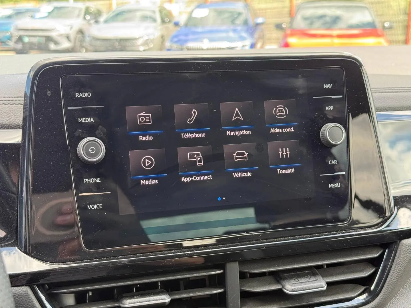 Écran tactile central du Volkswagen T-Roc 2025 affichant le menu principal multimédia et navigation.