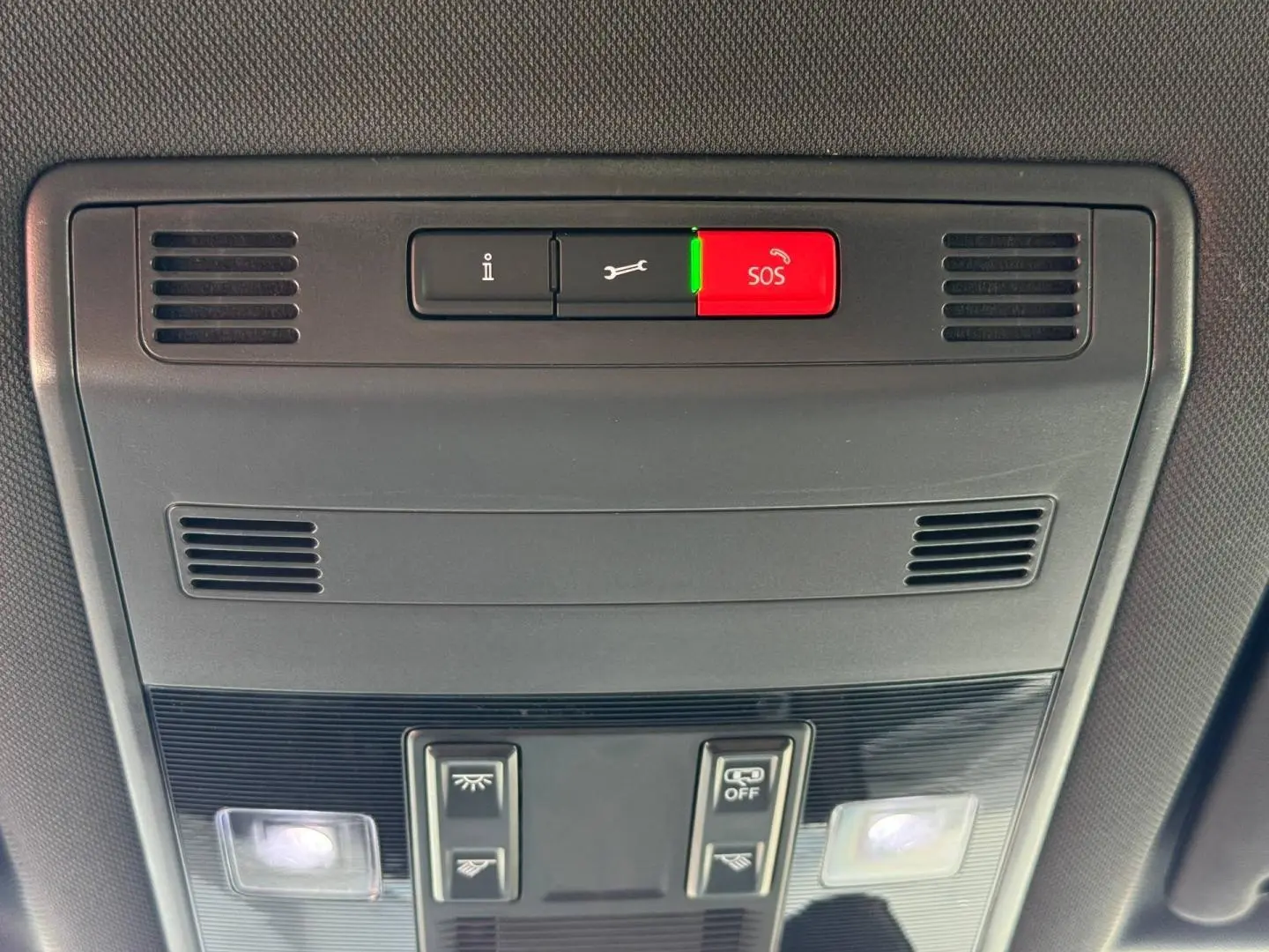 Plafonnier intérieur avec bouton SOS rouge et commandes d’éclairage dans un Volkswagen T-Roc noir Intense nacrée.