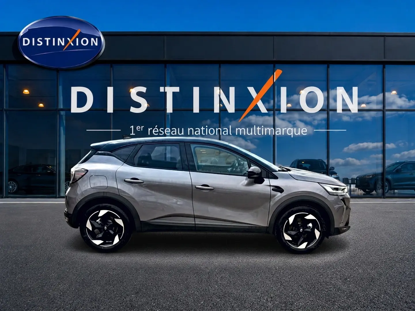 Renault Captur 1.8 e-tech hybride 2026 vue profil côté gauche, couleur cassiope toit noir, jantes alu distinctives.
