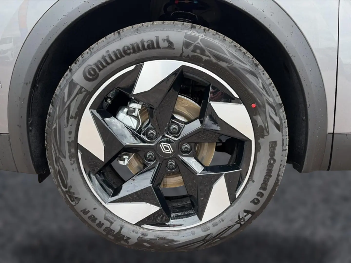 Gros plan sur la roue avant gauche du Renault Captur 2026, jante alu noire et argent avec logo Renault central.