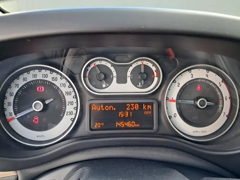 Tableau de bord de FIAT 500L beige 2014 montrant compte-tours, vitesse, jauges et écran digital avec 145460 km affichés.