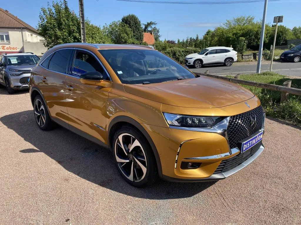 DS7 Crossback jaune clair vu en 3/4 avant droit, avec calandre DS Wings chromée et jantes noires bicolores.