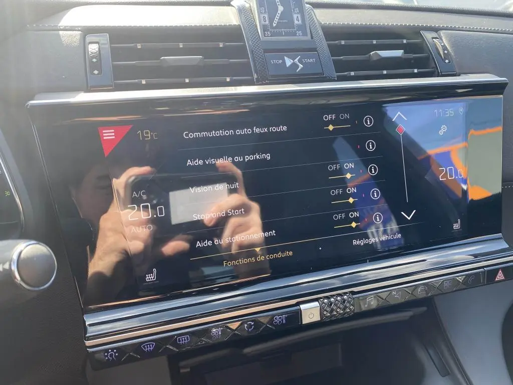 Écran tactile central du DS7 Crossback 2018 affichant les réglages d’aide à la conduite et la climatisation.