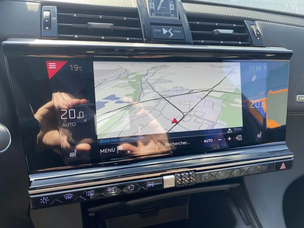 Écran tactile central du DS7 Crossback 2018 montrant la navigation et les commandes climatisation à 20°C.