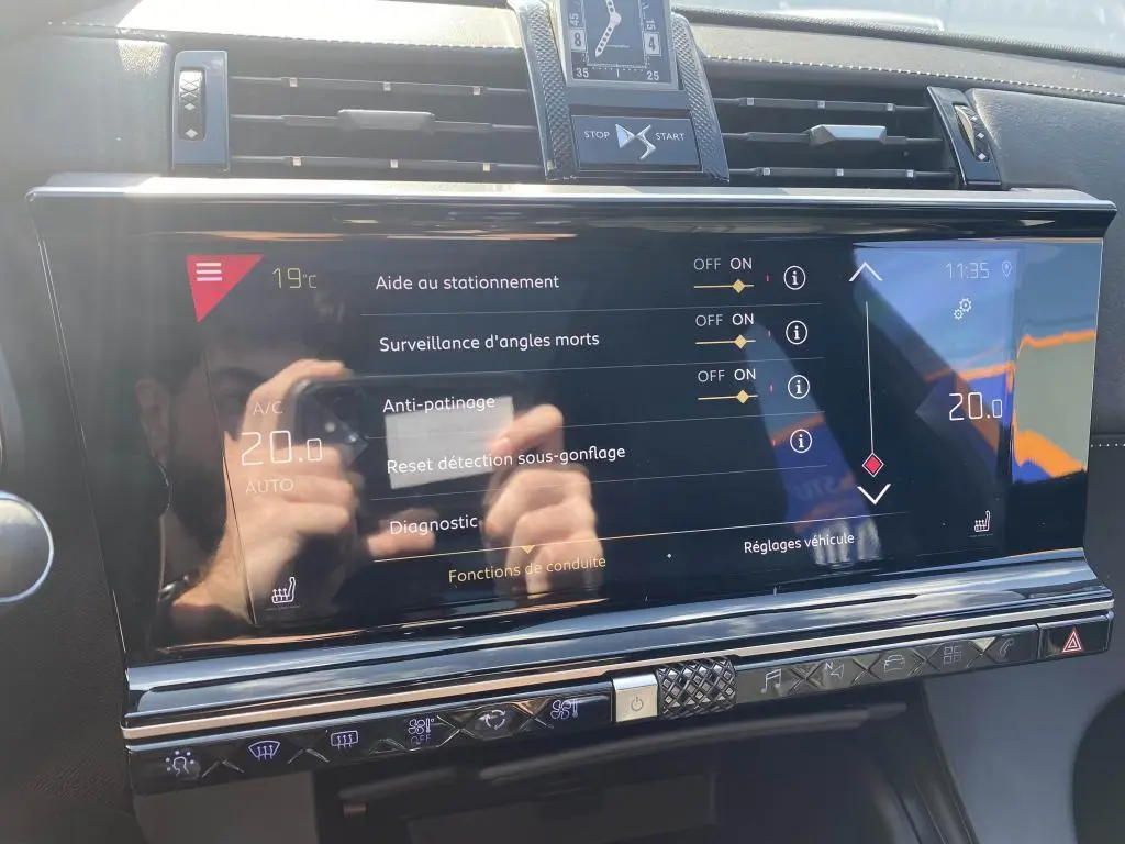 Écran tactile central du tableau de bord du DS7 Crossback 2018 affichant les aides à la conduite et la climatisation.