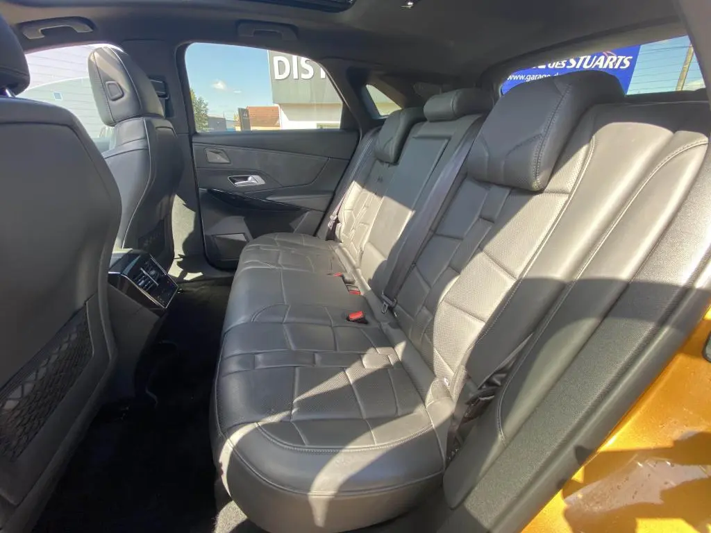 Vue intérieure côté droit montrant la banquette arrière en cuir noir du DS7 Crossback jaune clair 2018.