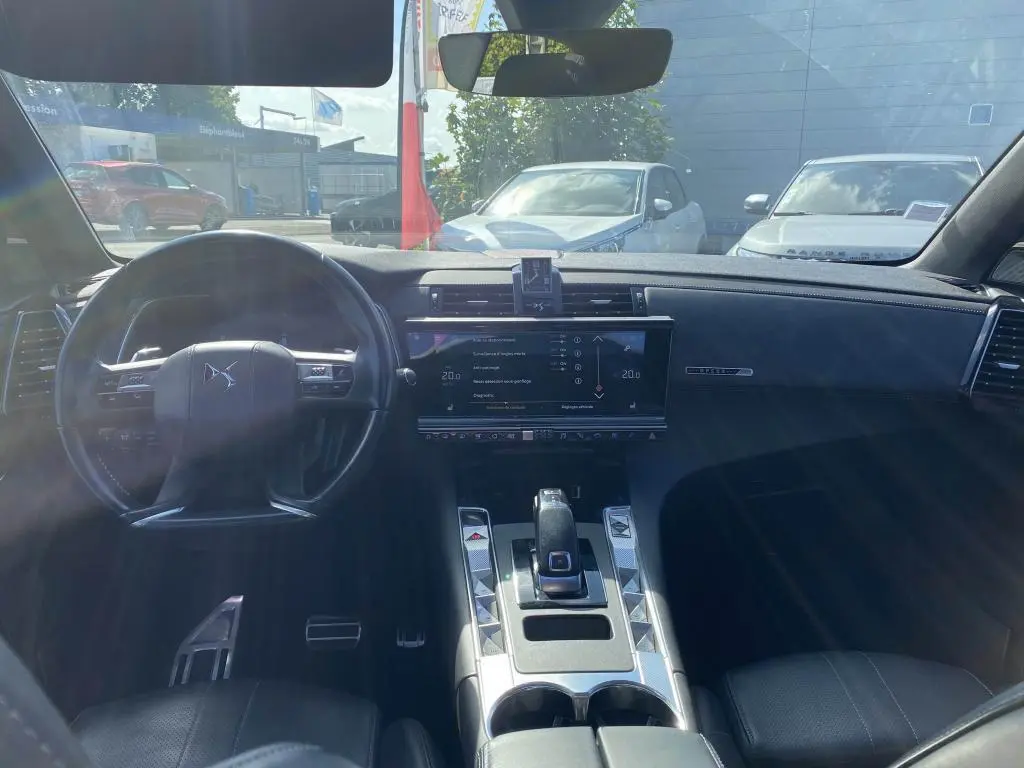 Vue intérieure avant du DS7 Crossback 2018, tableau de bord moderne avec écran tactile et volant DS en cuir noir.