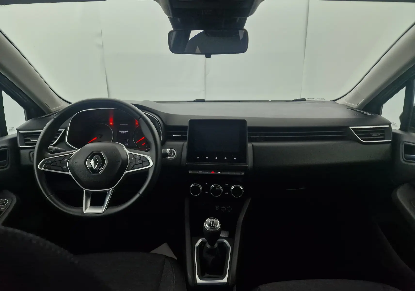 Intérieur de la Renault Clio V 1.0 TCE 90 Zen 2021, vue frontale du tableau de bord et volant multifonction noir.