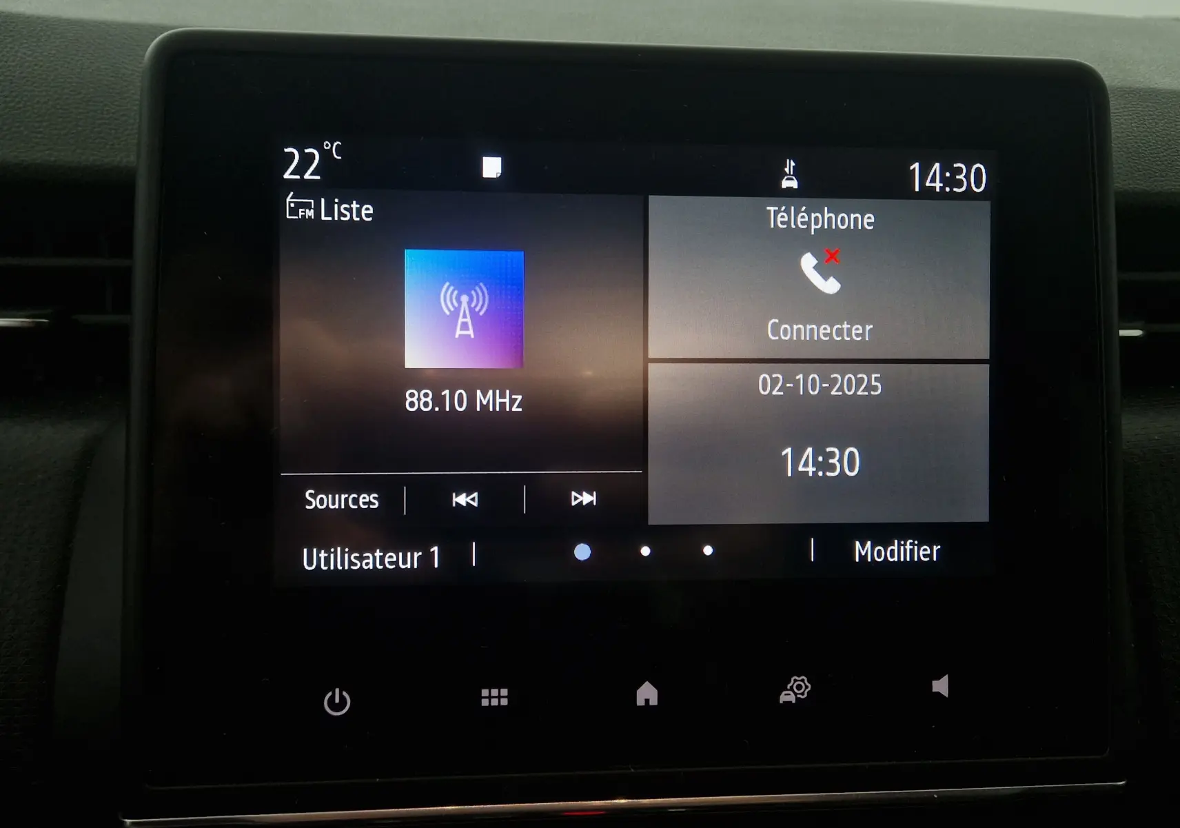 Écran tactile central de la Renault Clio V gris platine affichant la radio à 88,10 MHz et l'option téléphone non connectée.