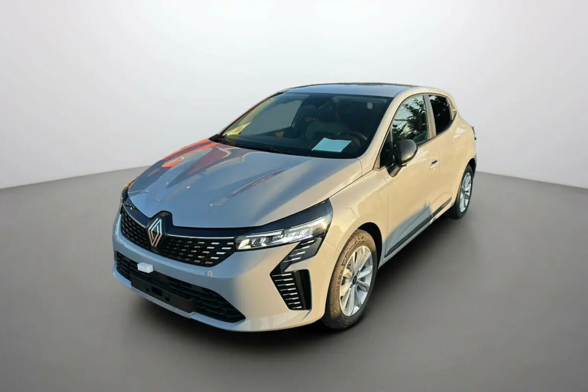 Renault Clio DCI 100 Evolution Camera gris rafale vue 3/4 avant droit sur fond neutre lumineux.