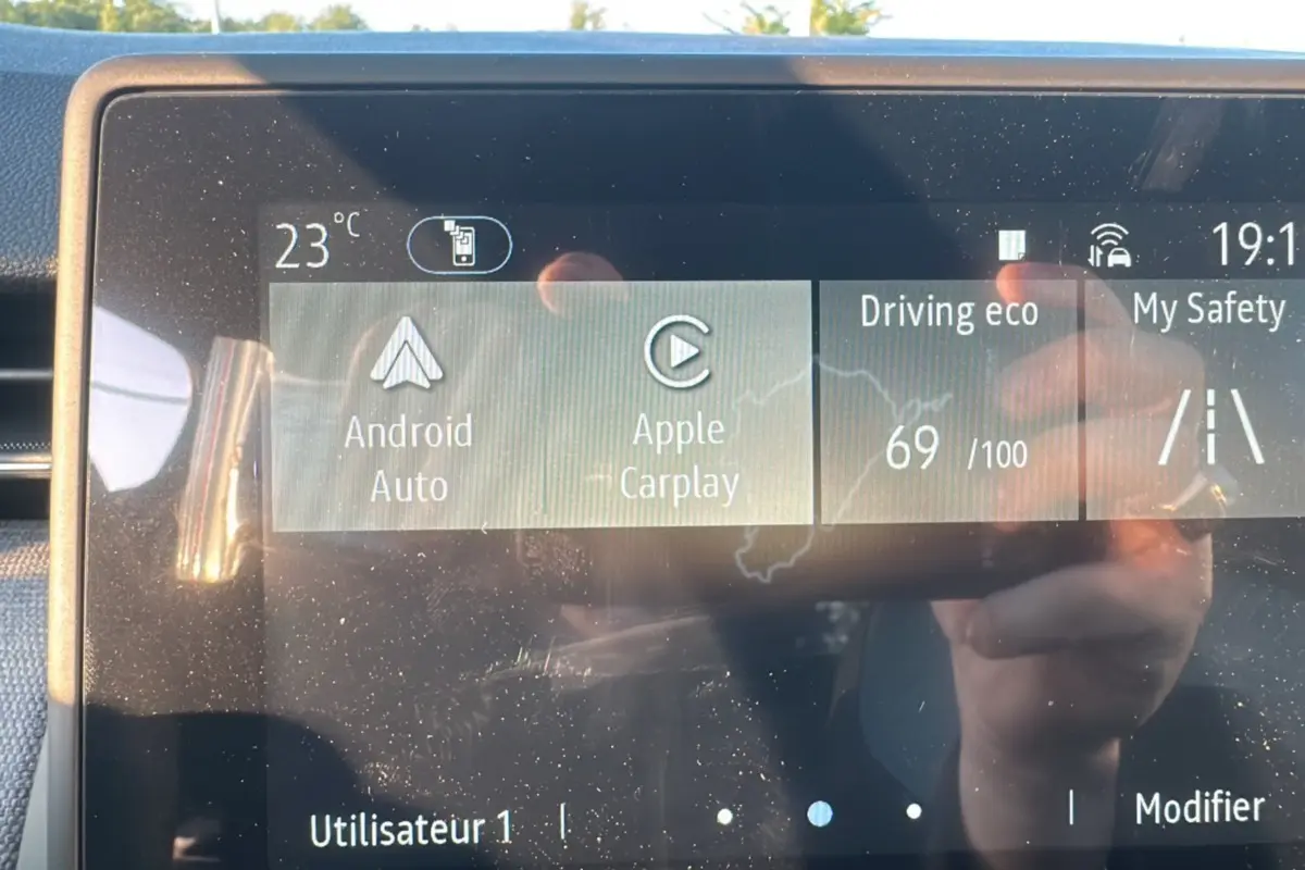 Écran tactile du système multimédia Renault Clio DCI 100 Evolution Camera 2025 affichant Android Auto et Apple Carplay.