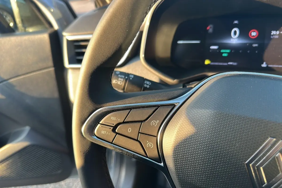 Gros plan sur le volant de la Renault Clio DCI 100 Evolution Camera 2025, montrant les commandes de régulateur de vitesse.