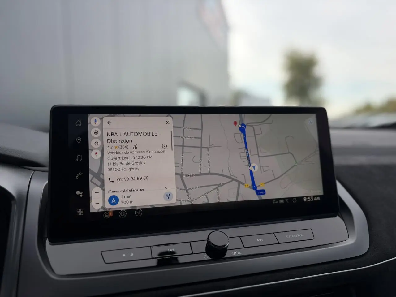 Écran tactile du GPS affichant un itinéraire dans l'habitacle du Nissan Qashqai gris Ceramic 2025.