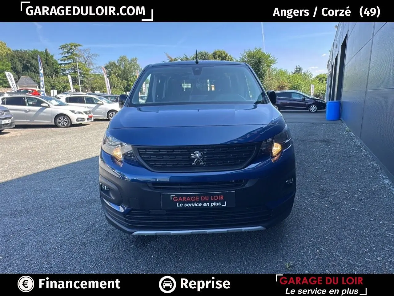 Vue avant d'un Peugeot Rifter bleu 2024 avec calandre noire et feux allumés sur parking extérieur.