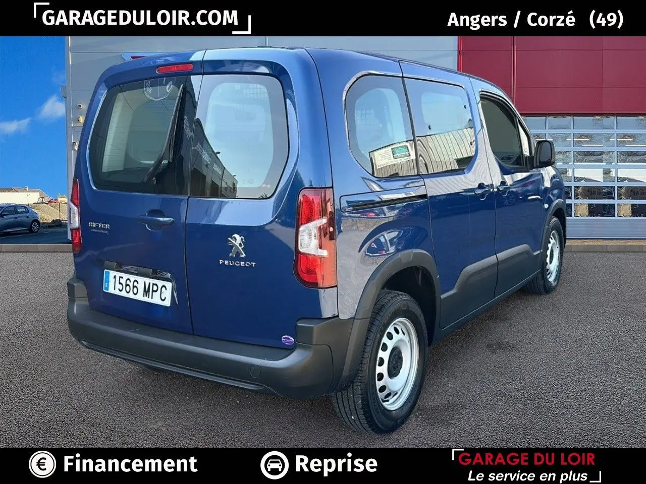 Vue 3/4 arrière droite d'un Peugeot Rifter bleu avec porte latérale coulissante et jantes tôles.